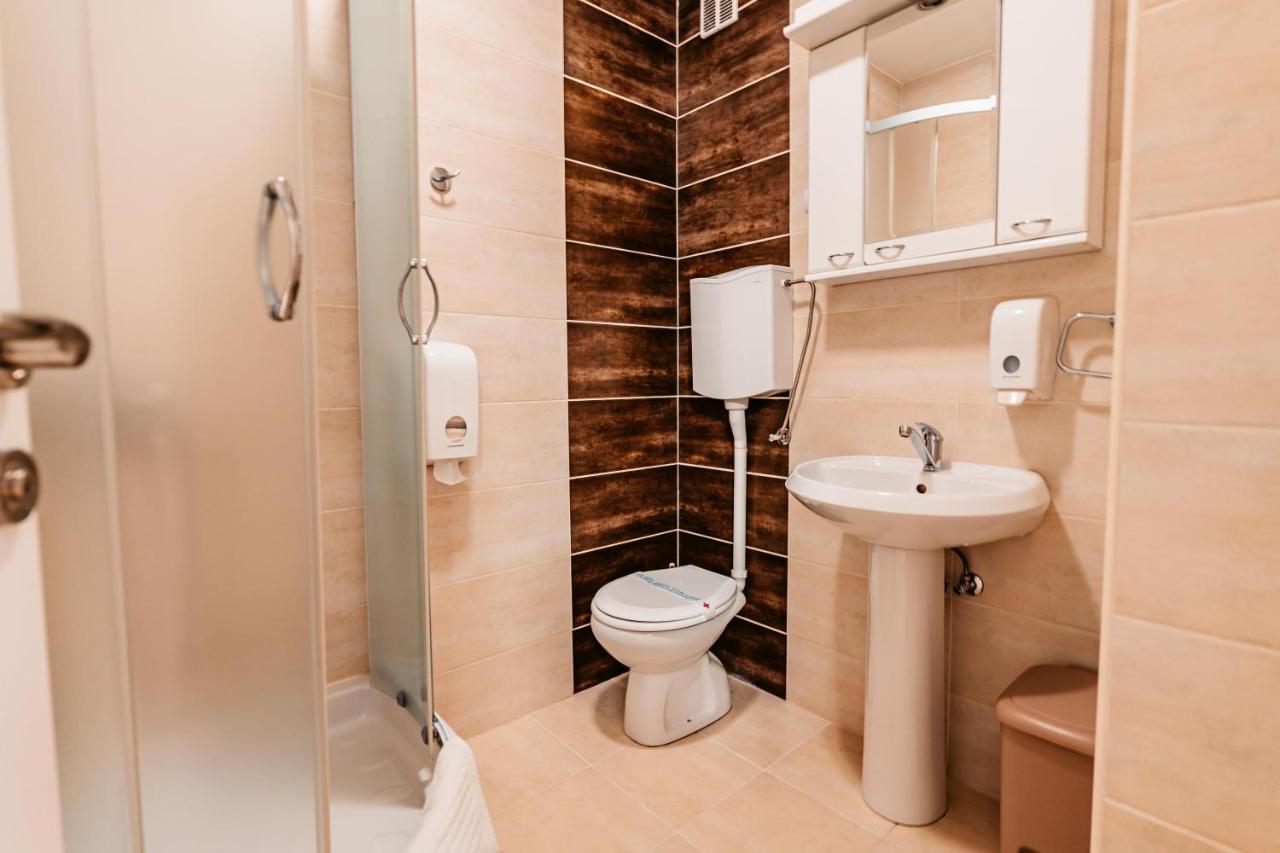 Hotel Lotos Depandans Ni Exteriér fotografie