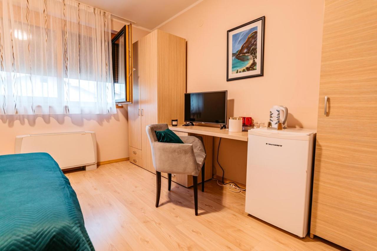 Hotel Lotos Depandans Ni Exteriér fotografie