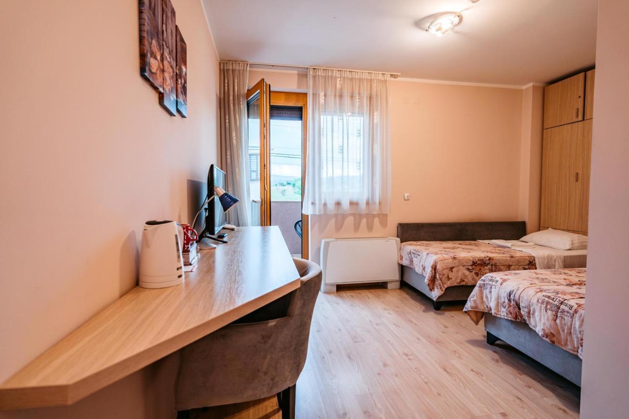 Hotel Lotos Depandans Ni Exteriér fotografie