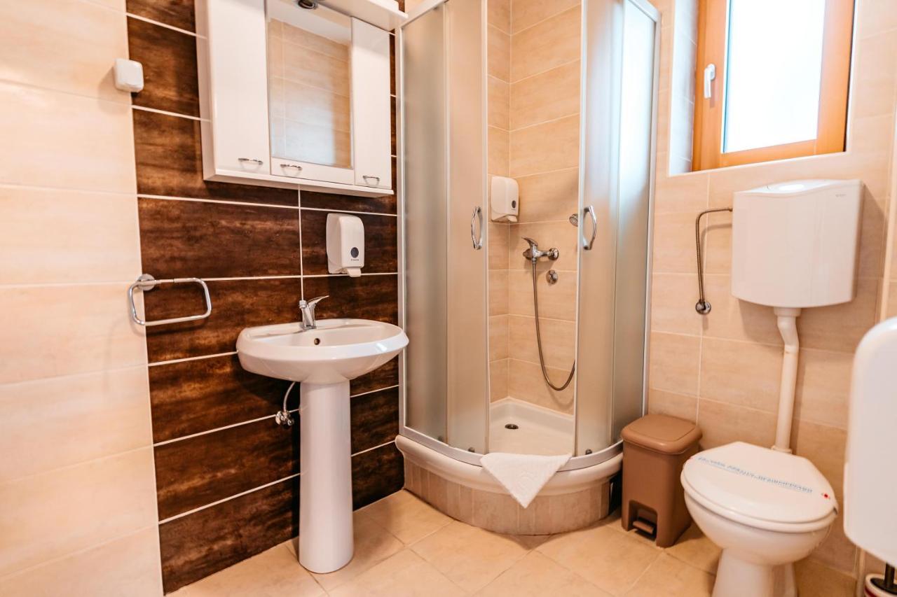 Hotel Lotos Depandans Ni Exteriér fotografie