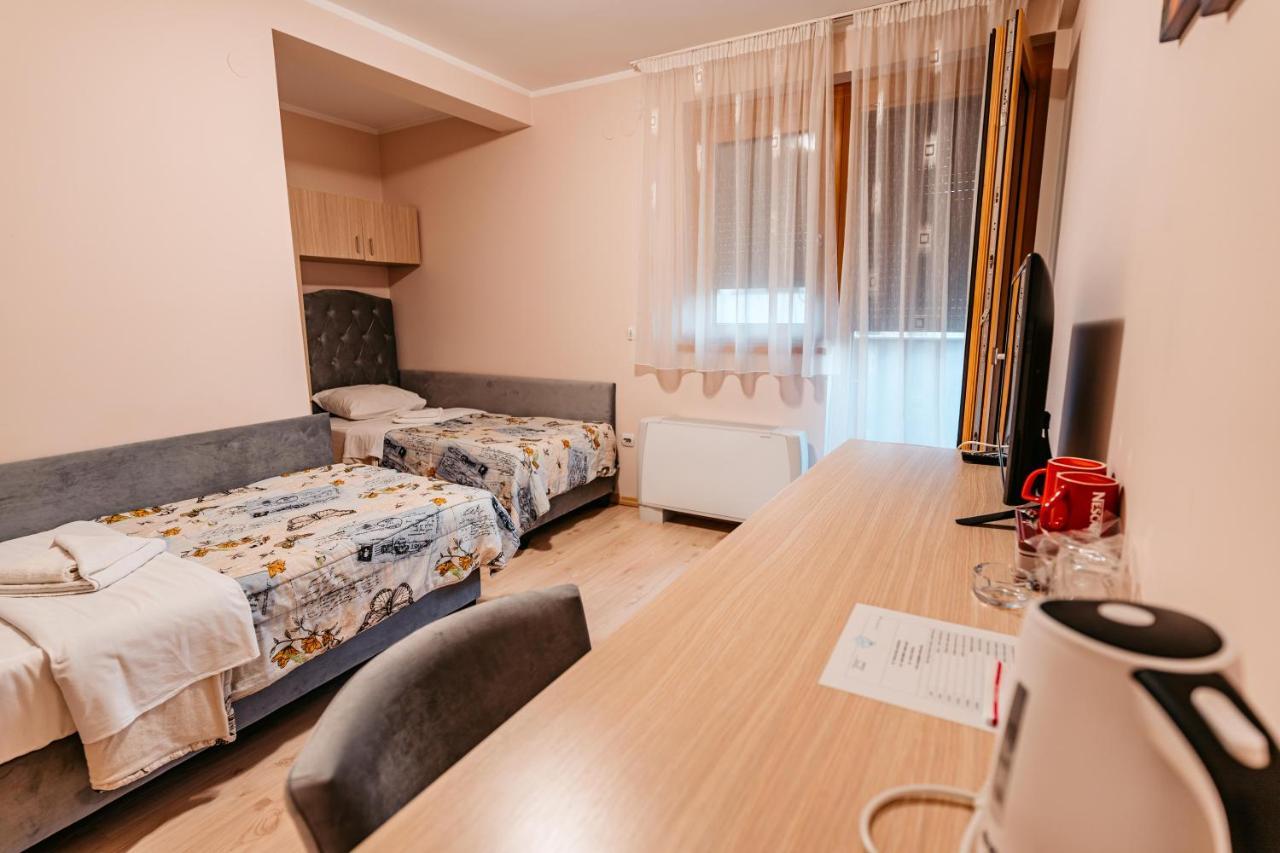 Hotel Lotos Depandans Ni Exteriér fotografie