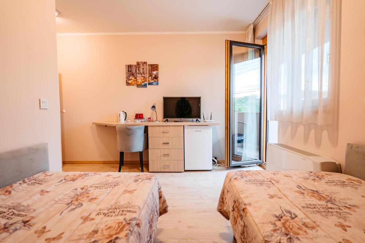 Hotel Lotos Depandans Ni Exteriér fotografie